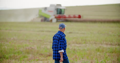 Landwirtschaftsbauer,-Der-Feld-Moderne-Landwirtschaft-Untersucht-27