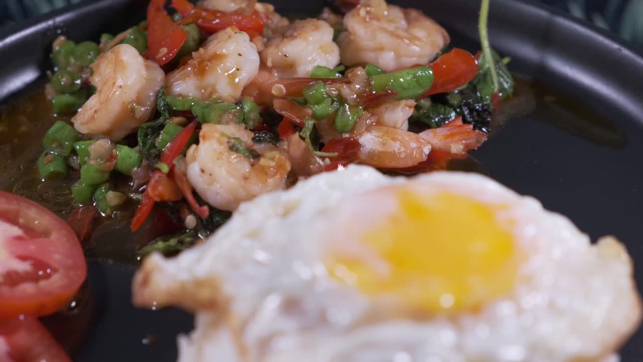 auténtica gamba picante thai con albahaca, huevo frito y gambas