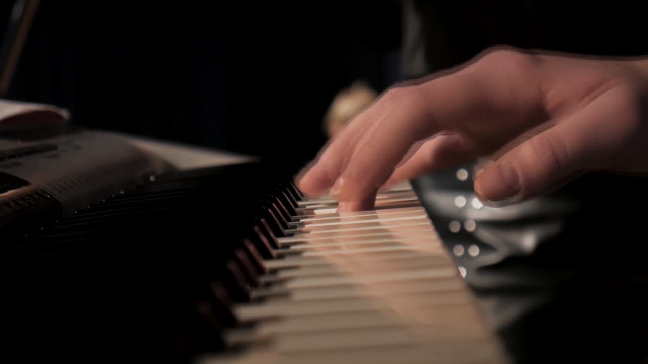 persona tocando el piano