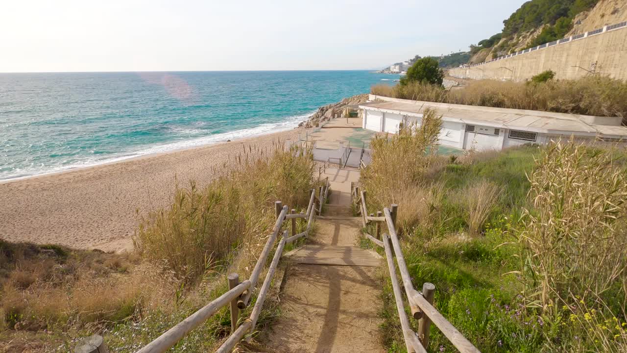 san pol, playa del maresme, barcelona, costa mediterránea, mar en calma arena y rocas