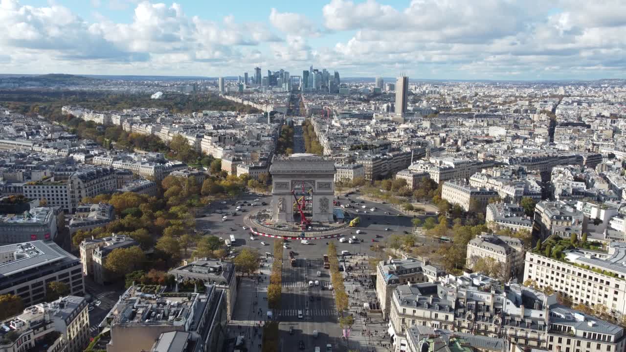 vista de avión no tripulado del centro de parís con el arco del triunfo en el centro del marco