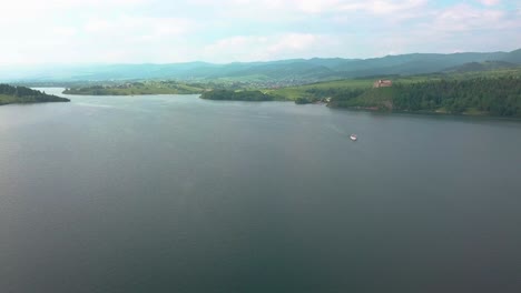 Toma-Aérea-Del-Lago-Czorsztynskie-En-El-área-Del-Castillo-De-Niedzica-En-Polonia