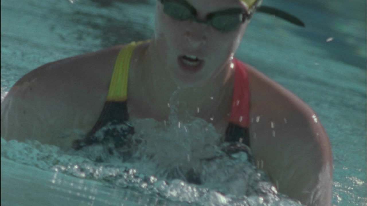 женщина плавает в бассейне