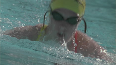 eine frau schwimmt in einem pool