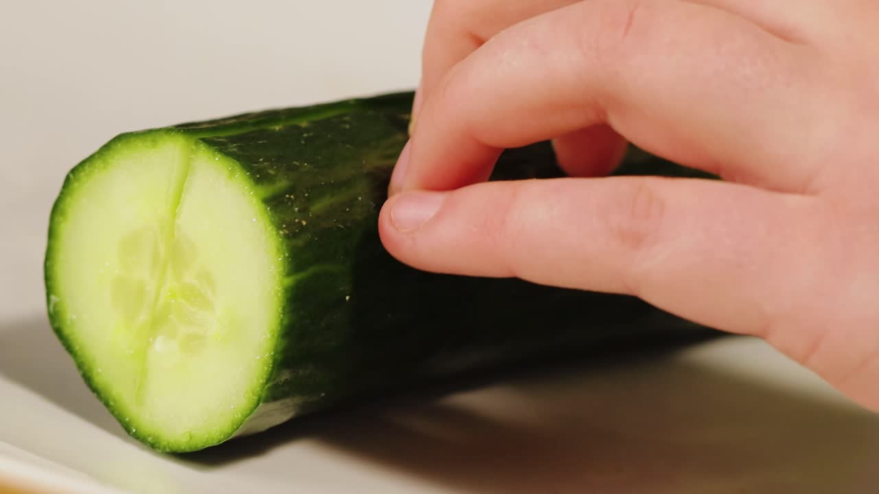 오이를 반으로 자르는 사람의 꾸준한 샷