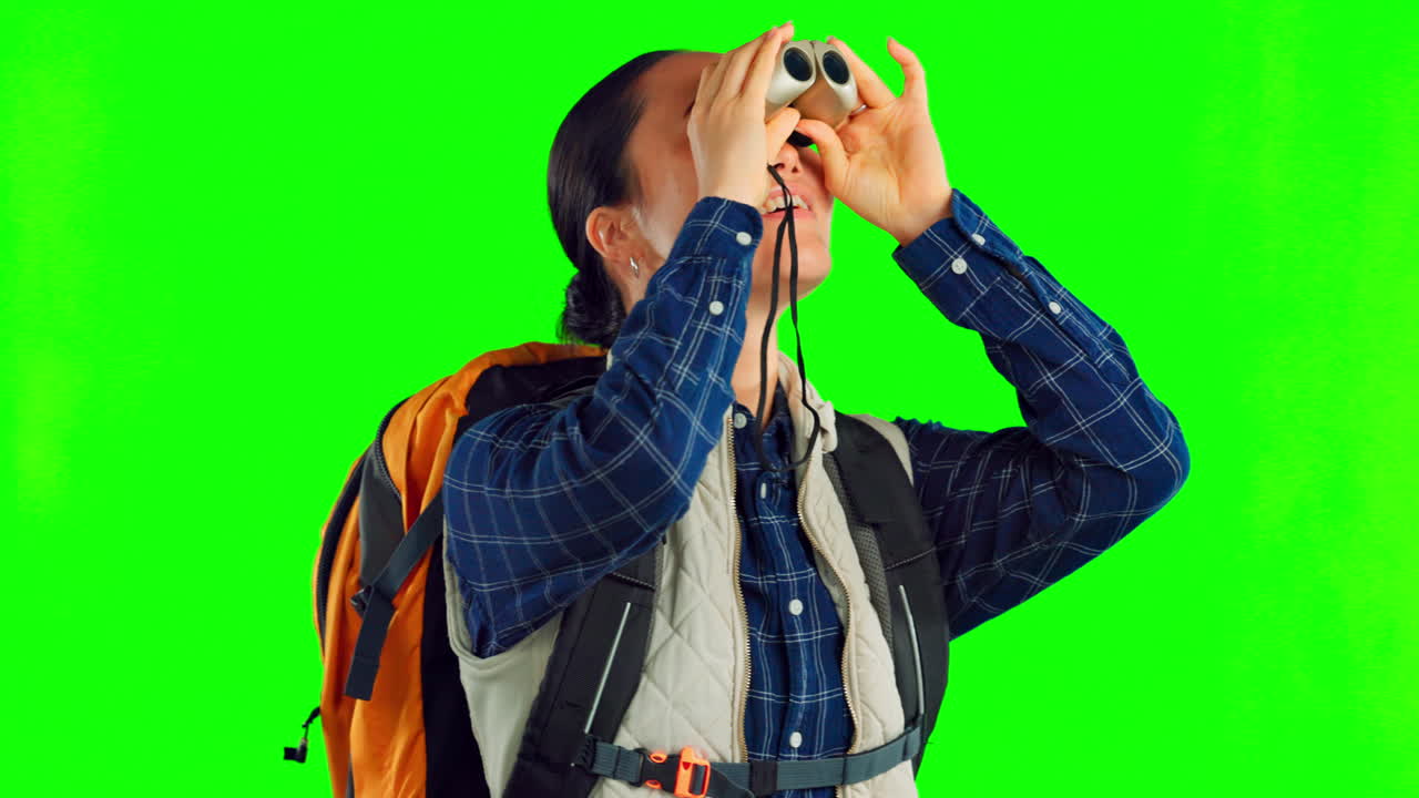pantalla verde, binocular y mujer de senderismo aislada