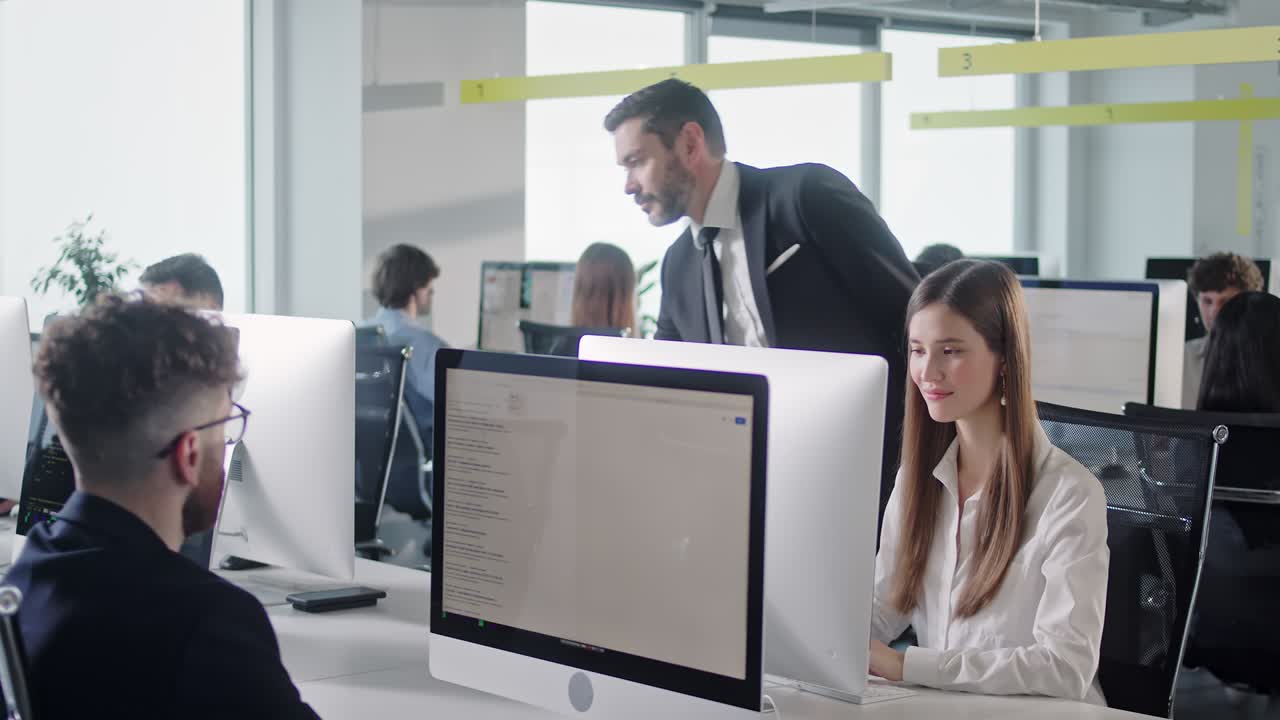 현대적인 오픈 스페이스 오피스: 큰 창문과 자연을 볼 수 있는 방에서 일하는 사업가와 사업가.