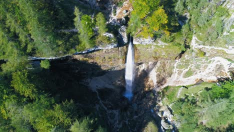 revelación aérea de las poderosas cataratas pericnik eslovenas