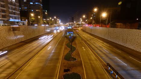 timelapse de una autopista o autovía llamada "vía expresa