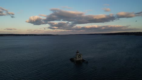 Un-ángulo-Alto,-Vista-Aérea-Del-Faro-Del-Puerto-De-Huntington-En-Long-Island,-Nueva-York-Al-Atardecer,-Con-Una-Corona-De-Navidad