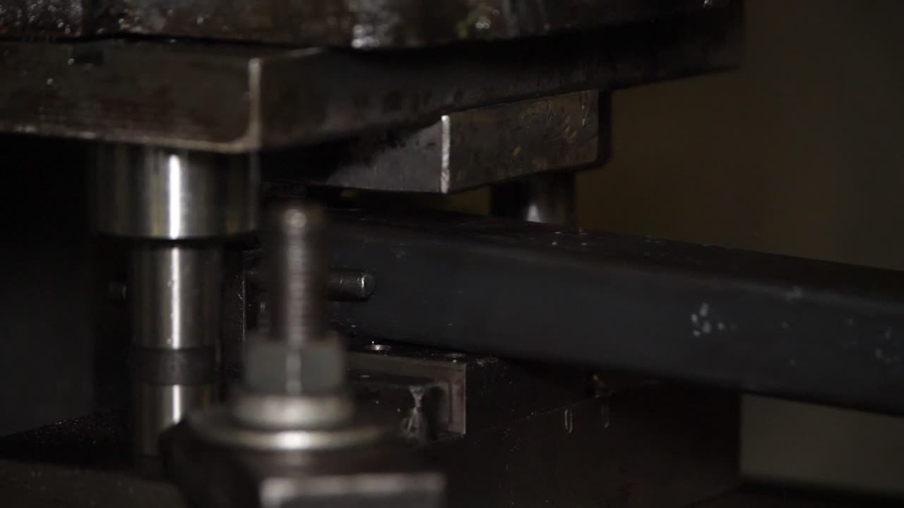 Capolavoro di metallo in azione: una macchina taglia elementi da costruzione, mostrando efficienza e precisione in questo dinamico filmato stock.