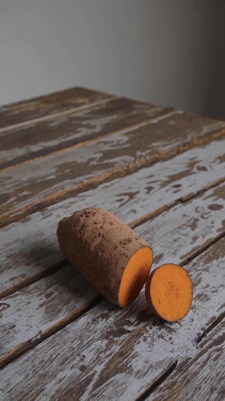 Patata Dolce Appena Tagliata su un Tavolo di Legno Rustico