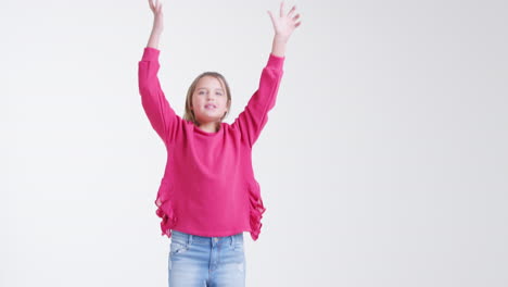 Niña-Saltando-Contra-El-Fondo-Blanco-Del-Estudio