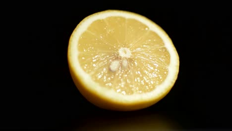 reducir a la mitad el limón sobre fondo negro con luces y sombras cambiando