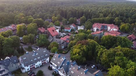 rückwärtsflug aus der luft über einem ferienort juodkrante in litauen