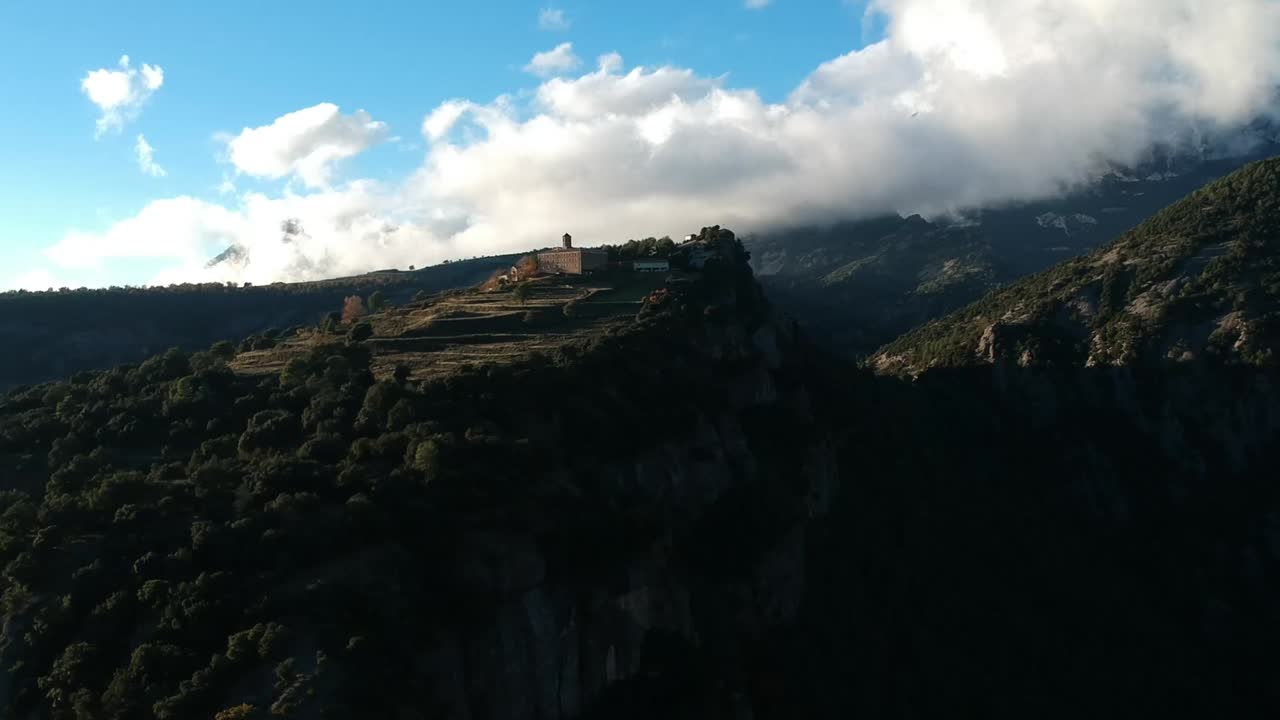 vistas aéreas de un lago en los prepirineos en cataluña con hermosas montañas que lo rodean