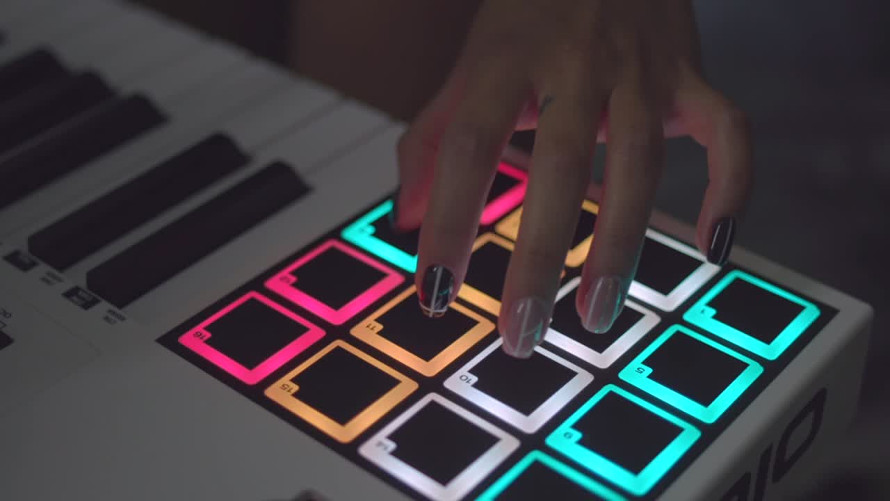 las manos en el controlador midi