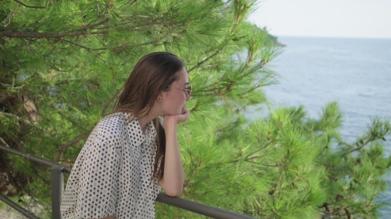 Donna che si gode di una vista panoramica della costa