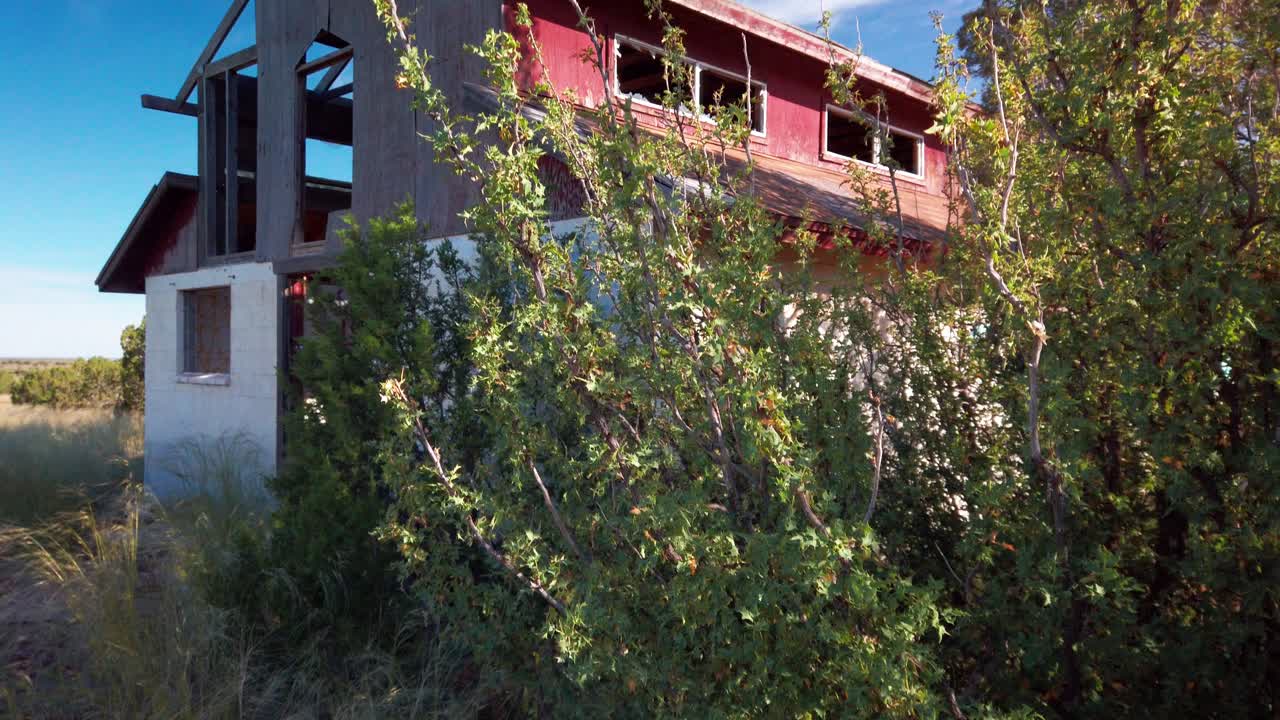 폐허가 된 낡은 사막 헛간의 총을 기울이기