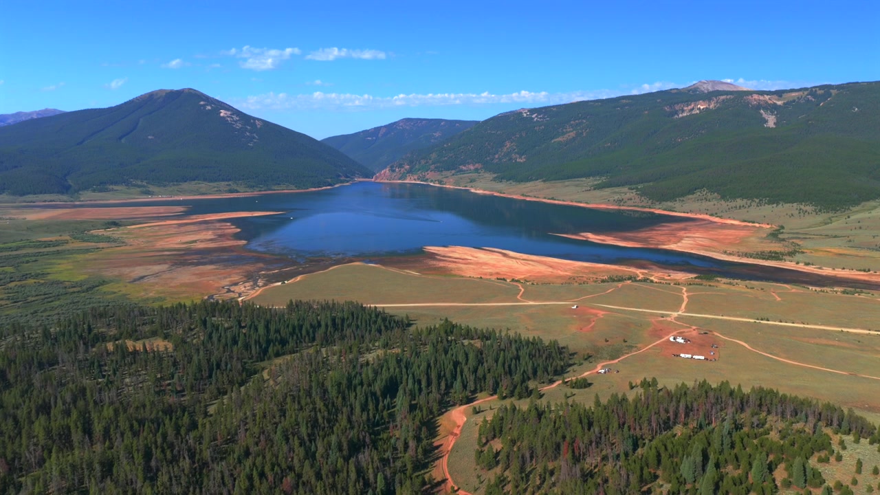 Campeggio libero, Campeggio Lakeview, strada sterrata per 4x4, Diga della Marina del bacino idrico di Taylor Park, ripresa aerea con drone, Almont Colorado, Contea di Gunnison, mattina estiva soleggiata, cieli blu, Park Cone, Catena del Sawatch, panoramica in avanti e verso l'alto