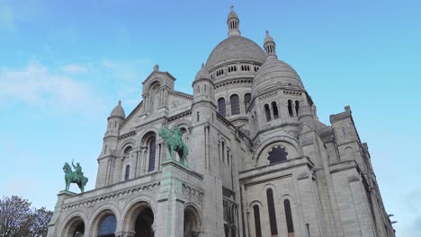 la basilique du sacré-coeur est située au sommet de la colline de montmartre à paris.