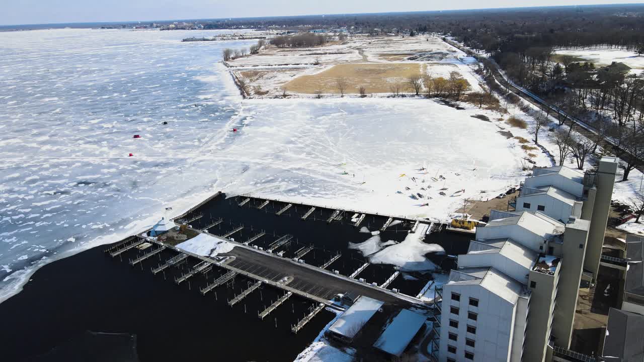 2월 머스키건 호숫가에서 얼음 요트 경주자들을 패닝