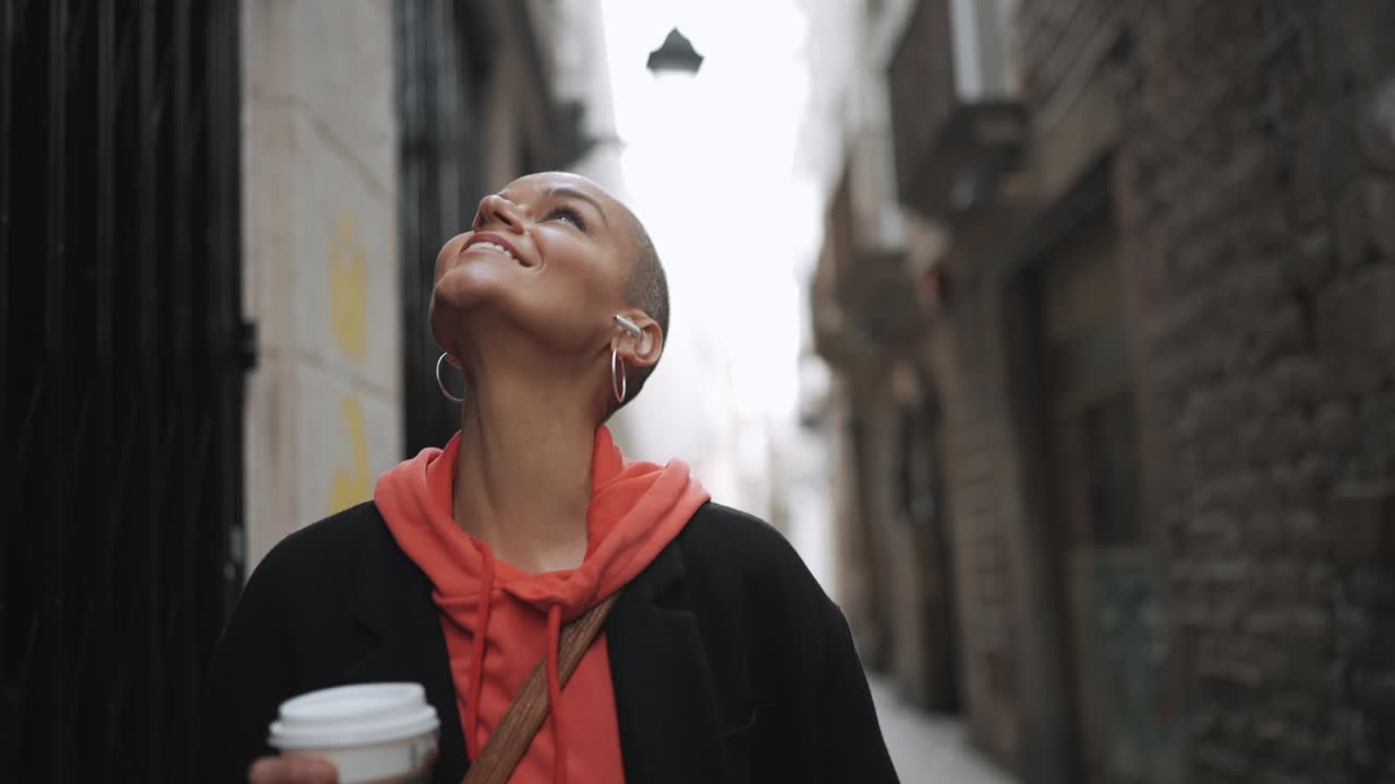 una mujer bonita caminando con una taza de café.