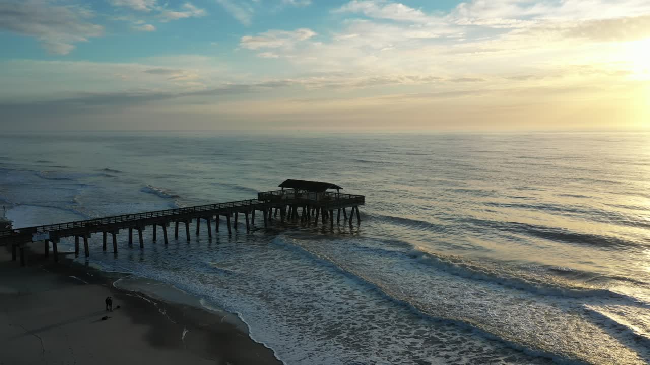 muelle de la playa de tybee al atardecer en la isla de tybee, georgia - toma aérea de drones