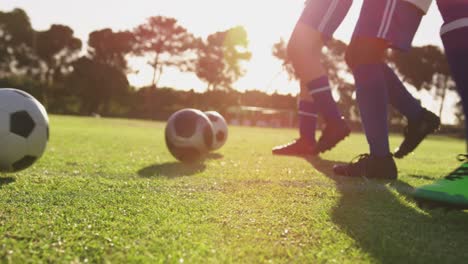 Vista-De-ángulo-Bajo-Del-Diverso-Equipo-De-Fútbol-Femenino-4k