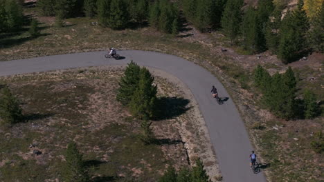 Frisco-Aventuras-Parque-Andar-En-Bicicleta-Carril-Bici-Lago-Dillon-Breckenridge-Colorado-Antena-Cinematográfico-Drone-Temprano-Amarillo-Colores-Del-Otoño-álamo-Temblón-Tarde-Piedra-Angular-Silverthorne-Alcance-De-Diez-Millas-Círculo-Movimiento-A-La-Derecha