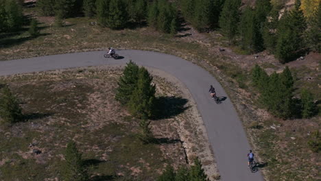 frisco parque de aventuras ciclismo sendero de bicicletas lago dillon breckenridge colorado avión no tripulado cinematográfico temprano amarillo colores de otoño árboles de aspera tarde piedra clave silverthorne diez millas de rango círculo movimiento derecho