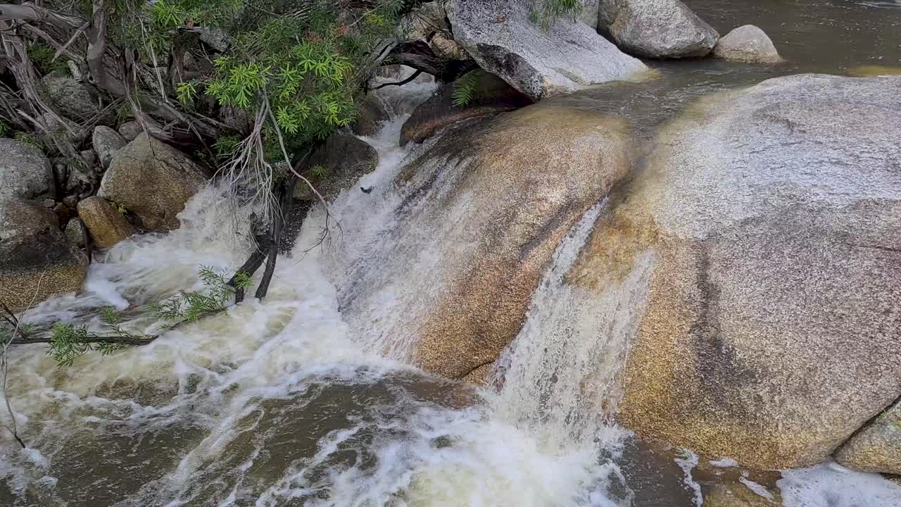 agua que fluye en cascada por las rocas en las cataratas de emerald creek