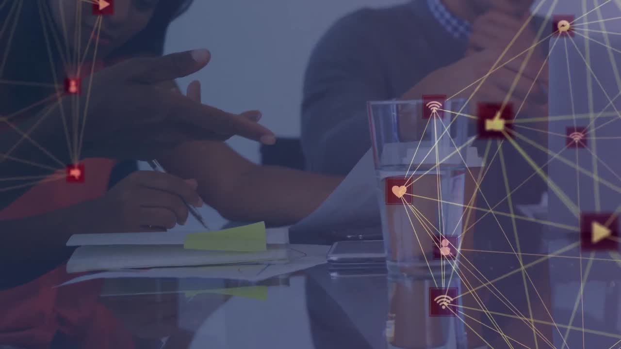 사무실에서 다양한 동료들의 손으로 연결망의 애니메이션