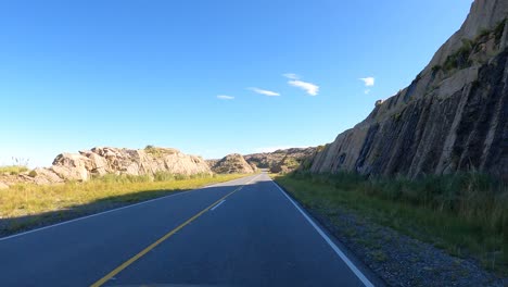 POV-Schuss-Auf-Die-Fahrt-Auf-Der-Route-Von-Altas-Cumbres-In-Cordoba-Während-Eines-Sonnigen-Tages-In-Argentinien