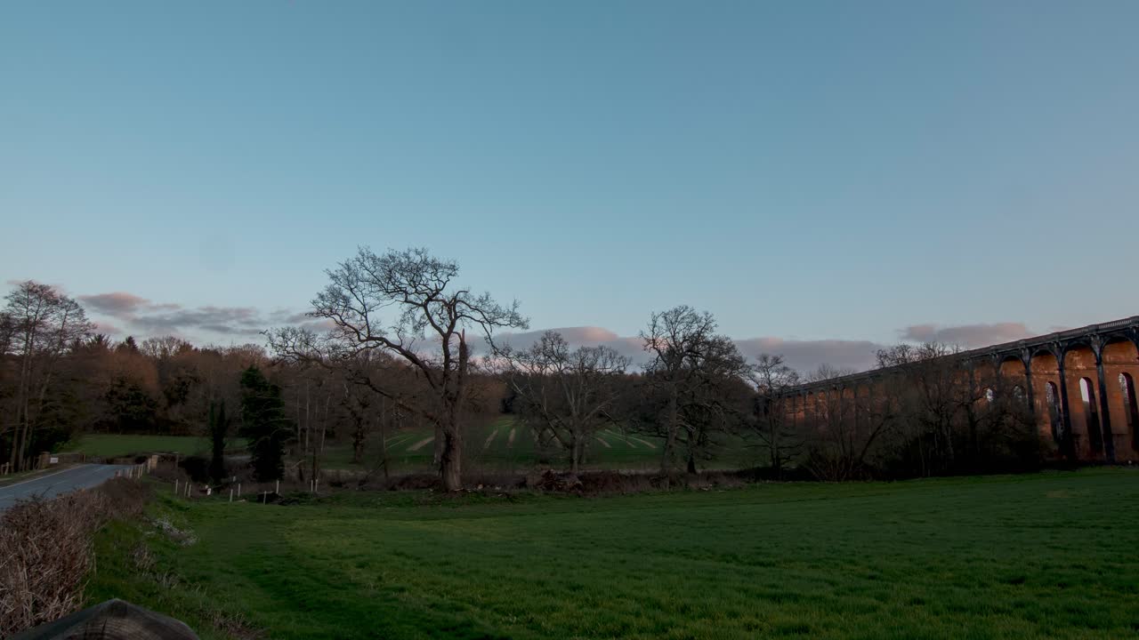 hermoso lapso de tiempo con el viaducto de la casa y el camino al lado