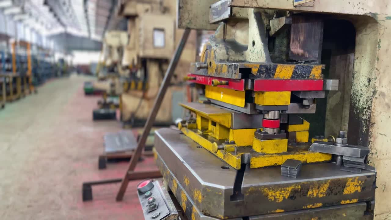 moldeo en máquina de estampado por prensa hidráulica