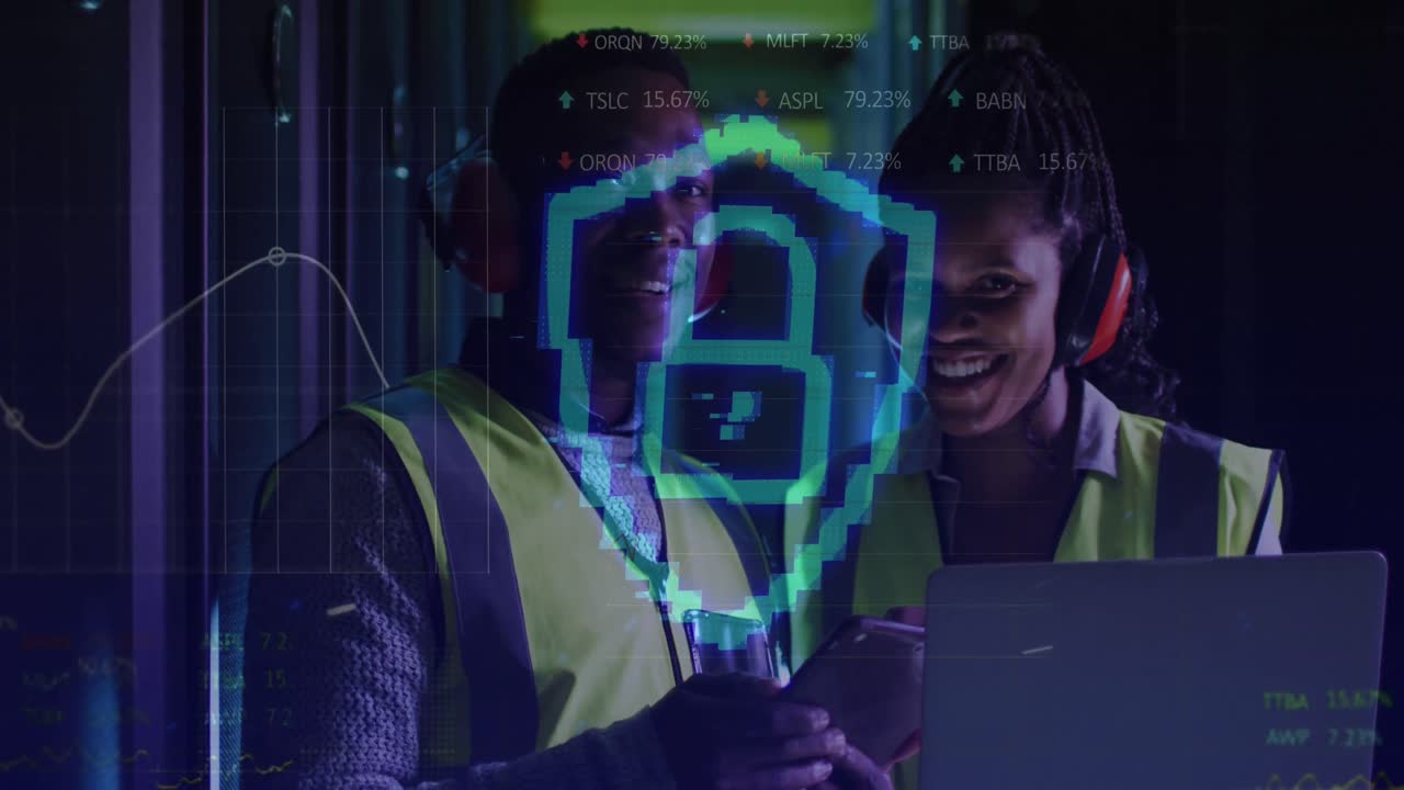 animación del procesamiento de datos sobre una pareja afroamericana usando una computadora portátil en la sala del servidor