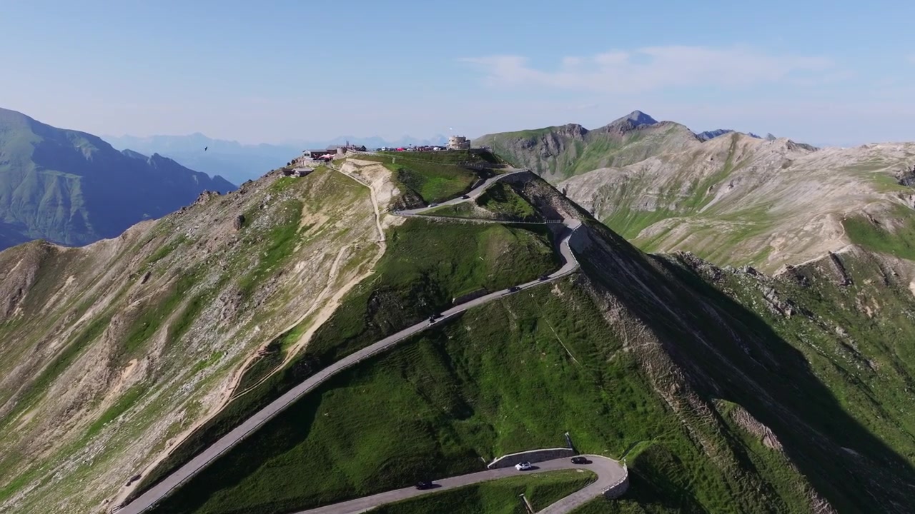 Strada tortuosa per Edelweiss Spitze, paesaggio alpino austriaco mozzafiato in estate