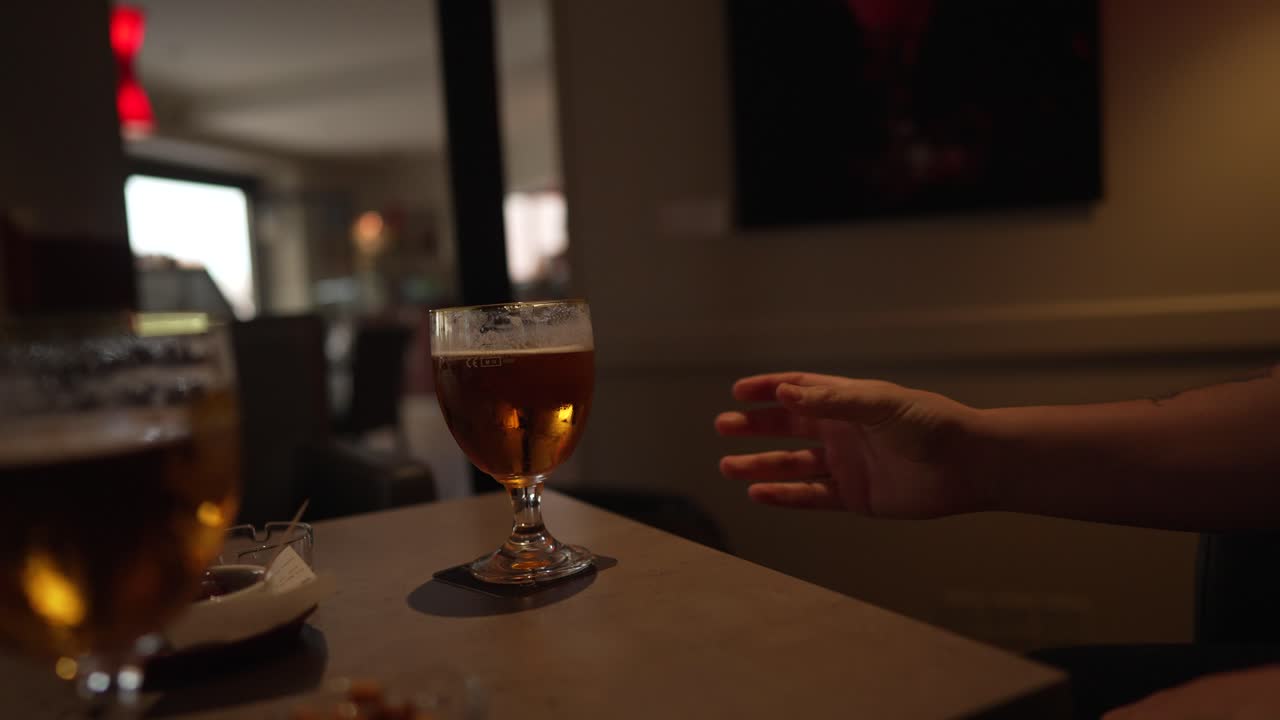 un tipo poniendo un buen vaso de