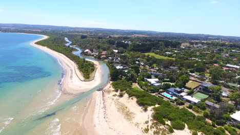 tomas aéreas de drones sobre el estuario del océano