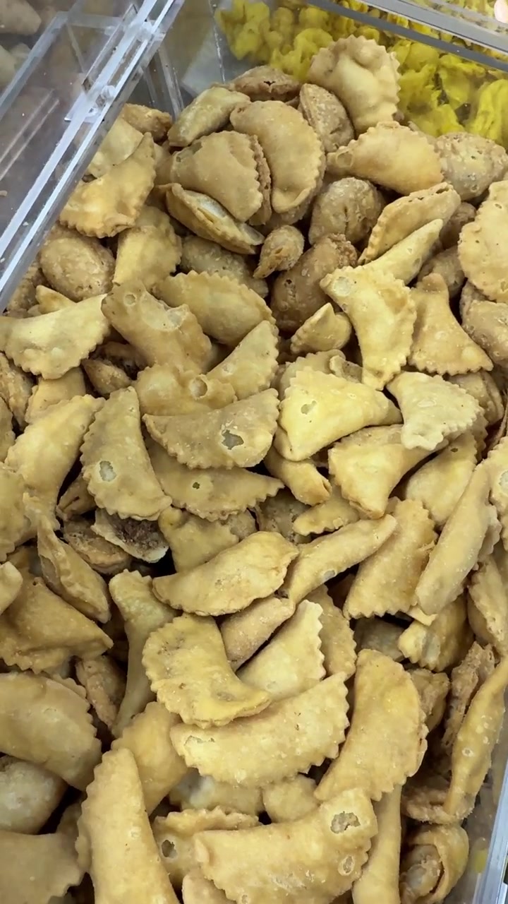 Primo piano di un mucchio di dolci e snack fritti dorati