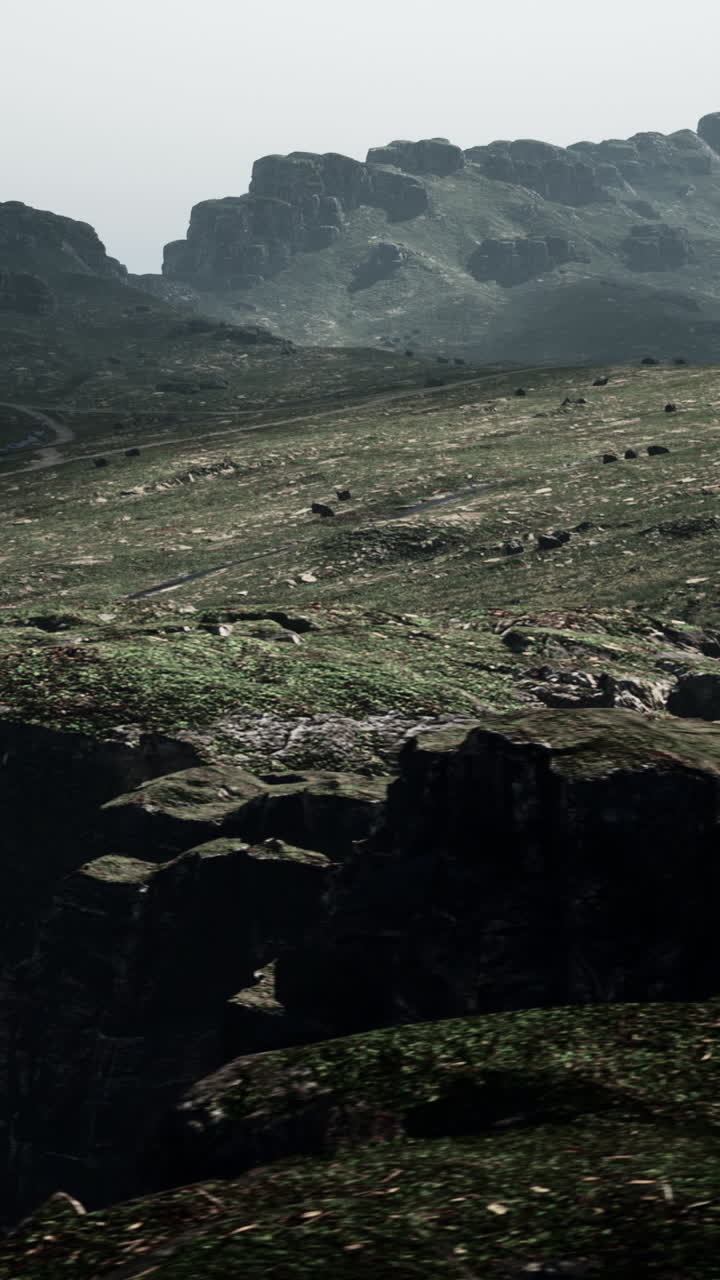 vista aérea de un paisaje montañoso con hierba verde y acantilados rocosos