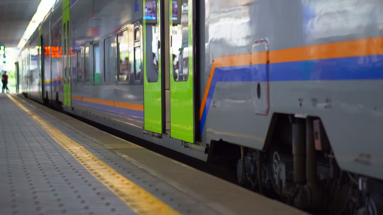 기차는 문을 닫고 배송을 준비합니다. - 이탈리아, 로마