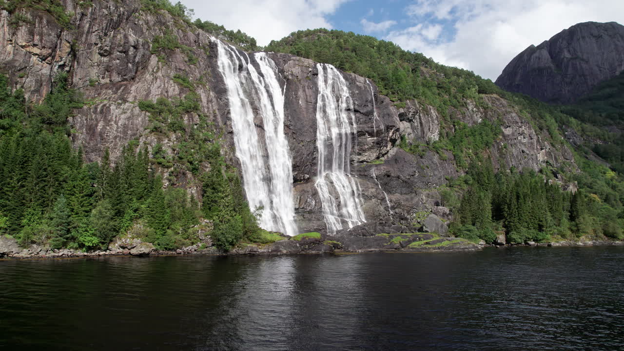 un pan lento y apretado alrededor de una alta cascada, laukelandsfossen, en noruega