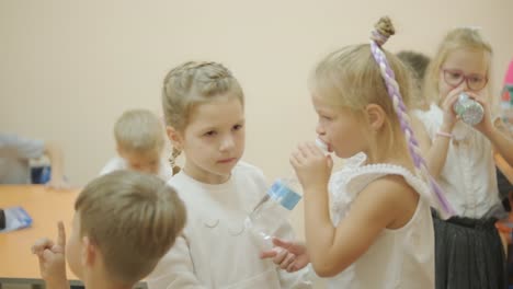 lección de preparación preescolar en el centro de aprendizaje