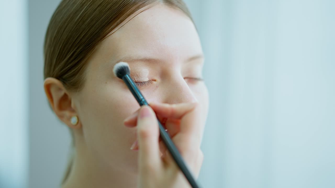 메이크업 을 하는 여자