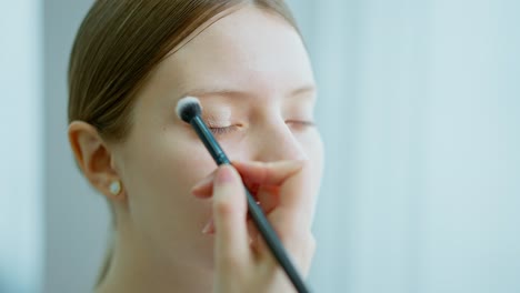 mujer aplicando su maquillaje