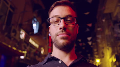 retrato del hombre de la ciudad nocturna cuádruple