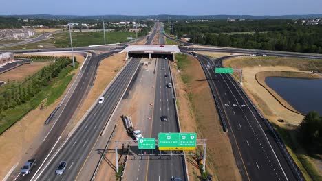 Excelente-Vista-Aérea-De-Los-Automóviles-Que-Circulan-Por-La-Ruta-7-Y-Sobre-Los-Puentes-En-Leesburg,-Virginia