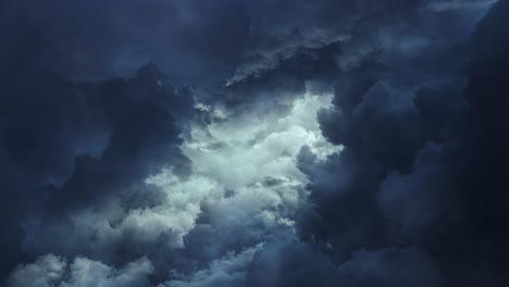 nubes cumulonimbus oscuras moviéndose en el cielo con tormenta